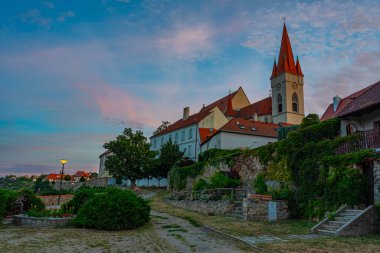Çek Cumhuriyeti 'nin Znojmo kentindeki Aziz Niklas Kilisesi' nin gündoğumu.