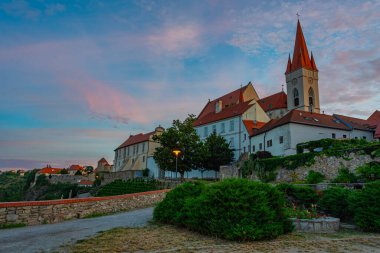 Çek Cumhuriyeti 'nin Znojmo kentindeki Aziz Niklas Kilisesi' nin gündoğumu.