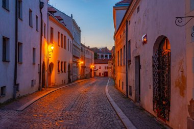 Çek Cumhuriyeti 'nin eski Znojmo kasabasındaki renkli bir caddenin gün batımı manzarası.