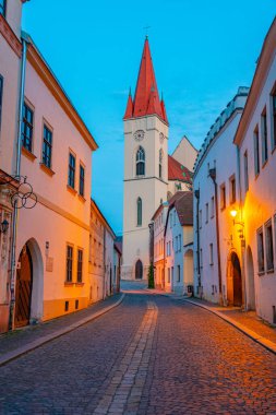 Çek Cumhuriyeti 'nin Znojmo kentindeki Aziz Niklas Kilisesi' nin gündoğumu.