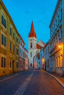 Çek Cumhuriyeti 'nin Znojmo kentindeki Aziz Niklas Kilisesi' nin gündoğumu.