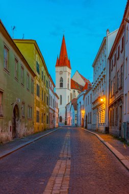 Çek Cumhuriyeti 'nin Znojmo kentindeki Aziz Niklas Kilisesi' nin gündoğumu.