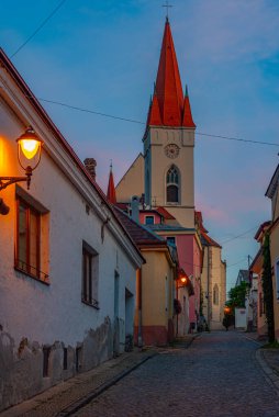 Çek Cumhuriyeti 'nin Znojmo kentindeki Aziz Niklas Kilisesi' nin gündoğumu.