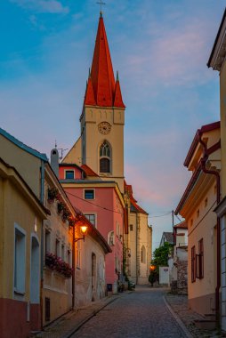 Çek Cumhuriyeti 'nin Znojmo kentindeki Aziz Niklas Kilisesi' nin gündoğumu.