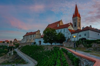Çek Cumhuriyeti 'nin Znojmo kentindeki Aziz Niklas Kilisesi' nin gündoğumu.