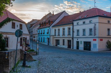 Çek Cumhuriyeti 'nin eski Znojmo kasabasındaki renkli bir caddenin gün batımı manzarası.