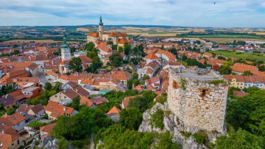 Kozi hradek yıkımı ve Mikulov manzarası, Çek Cumhuriyeti. IMAGE