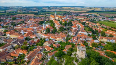 Kozi hradek yıkımı ve Mikulov manzarası, Çek Cumhuriyeti. IMAGE