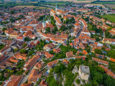 Kozi hradek yıkımı ve Mikulov manzarası, Çek Cumhuriyeti. IMAGE