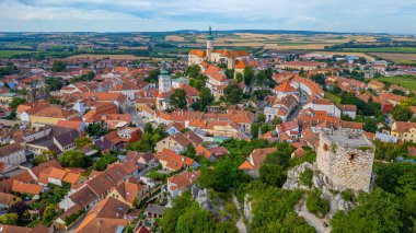 Kozi hradek yıkımı ve Mikulov manzarası, Çek Cumhuriyeti. IMAGE