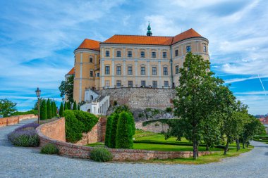 Mikulov kalesi Çek Cumhuriyeti 'nde bir yaz günü gösterildi.