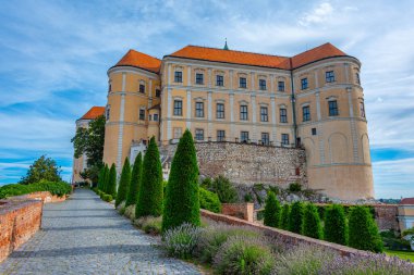 Mikulov kalesi Çek Cumhuriyeti 'nde bir yaz günü gösterildi.