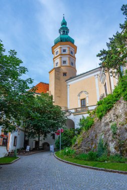 Mikulov kalesi Çek Cumhuriyeti 'nde bir yaz günü gösterildi.