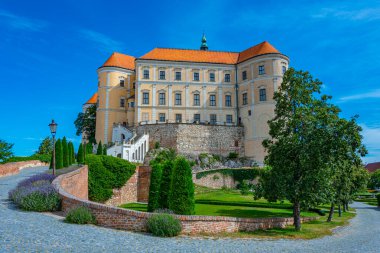 Mikulov kalesi Çek Cumhuriyeti 'nde bir yaz günü gösterildi.