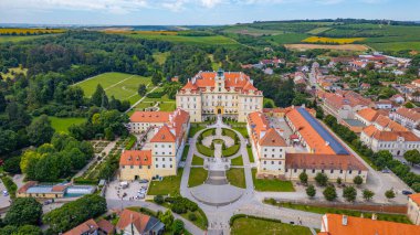 Çek Cumhuriyeti 'nde Valtice Şatosu Panorama görünümü.