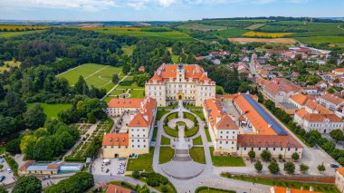 Çek Cumhuriyeti 'nde Valtice Şatosu Panorama görünümü.