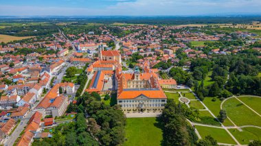 Çek Cumhuriyeti 'nde Valtice Şatosu Panorama görünümü.