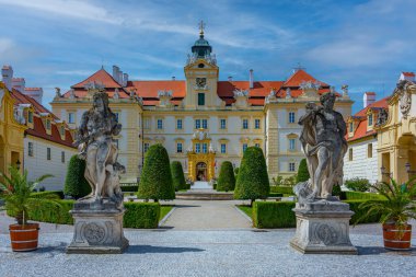 Çek Cumhuriyeti Valtice Şatosu 'nda yaz günü.