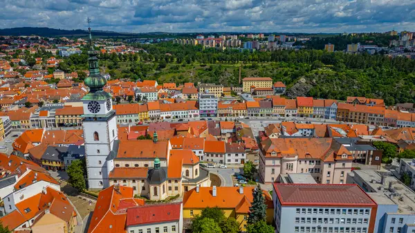 Çek Cumhuriyeti 'nin Trebic şehrinin yaz panoraması.