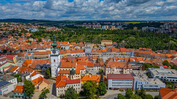 Çek Cumhuriyeti 'nin Trebic şehrinin yaz panoraması.