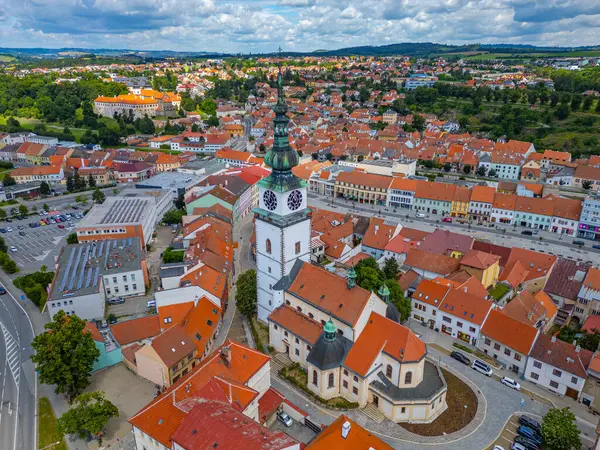Çek Cumhuriyeti 'nin Trebic şehrinin yaz panoraması.
