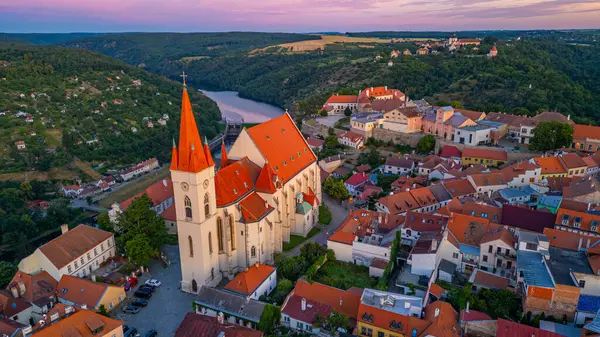 Çek Cumhuriyeti 'nin Znojmo kentindeki Aziz Niklas Kilisesi' nin gündoğumu.