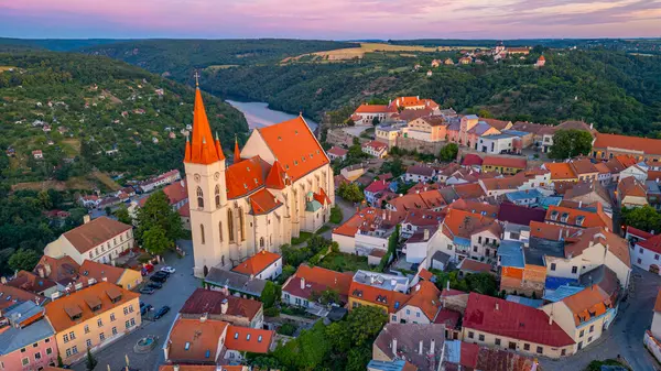 Çek Cumhuriyeti 'nin Znojmo kentindeki Aziz Niklas Kilisesi' nin gündoğumu.