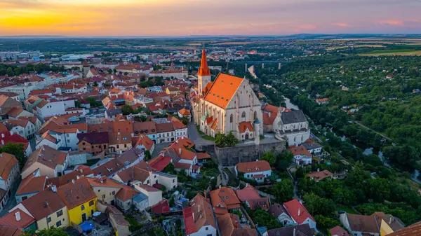Çek Cumhuriyeti 'nin Znojmo kentindeki Aziz Niklas Kilisesi' nin gündoğumu.