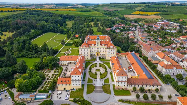 Çek Cumhuriyeti 'nde Valtice Şatosu Panorama görünümü.