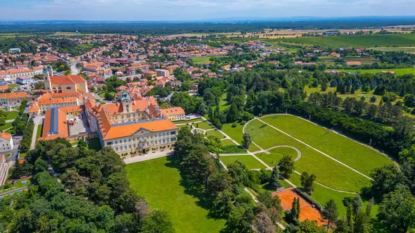 Çek Cumhuriyeti 'nde Valtice Şatosu Panorama görünümü.