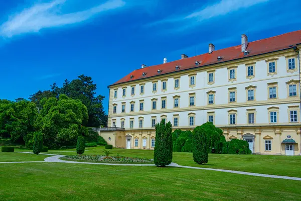 Çek Cumhuriyeti Valtice Şatosu 'nda yaz günü.