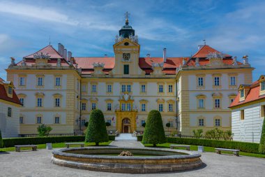 Çek Cumhuriyeti Valtice Şatosu 'nda yaz günü.