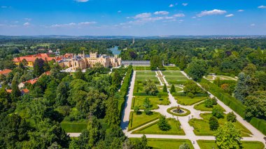Çek Cumhuriyeti 'ndeki Lednice şatosunun panorama manzarası.