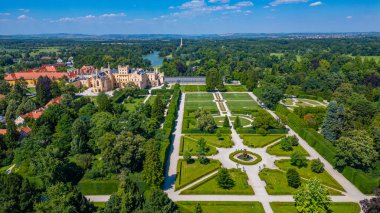 Çek Cumhuriyeti 'ndeki Lednice şatosunun panorama manzarası.