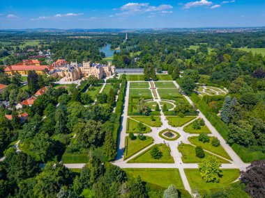 Çek Cumhuriyeti 'ndeki Lednice şatosunun panorama manzarası.