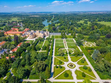 Çek Cumhuriyeti 'ndeki Lednice şatosunun panorama manzarası.