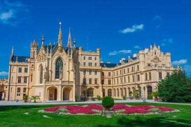 Çek Cumhuriyeti 'ndeki Lednice Şatosu' nda yaz günü.