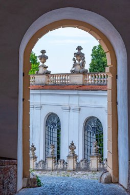 Çek Cumhuriyeti 'nin Mikulov kalesinin günbatımı görüntüsü.
