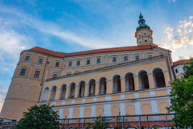 Çek Cumhuriyeti 'nin Mikulov kalesinin günbatımı görüntüsü.