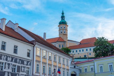 Çek Cumhuriyeti 'nin Mikulov kalesinin günbatımı görüntüsü.