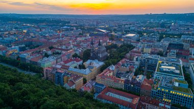 Çek Cumhuriyeti Prag 'da Karlinske namesti' nin günbatımı manzarası.