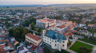 Çek Cumhuriyeti 'ndeki Litomysl kalesinin günbatımı manzarası.