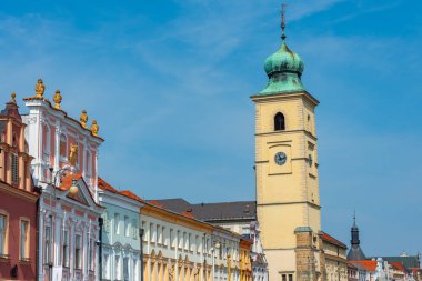 Litomysl, Çek Cumhuriyeti 'ndeki Smetanovo Namesti Meydanı' ndaki saat kulesi.