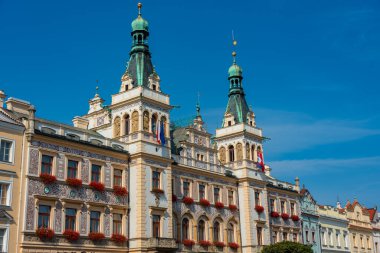 Çek Cumhuriyeti, Pardubice 'deki Pernstynske Namesti' de tarihi belediye binası.