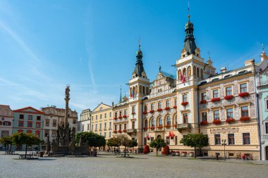 Çek Cumhuriyeti, Pardubice 'deki Pernstynske Namesti' de tarihi belediye binası.