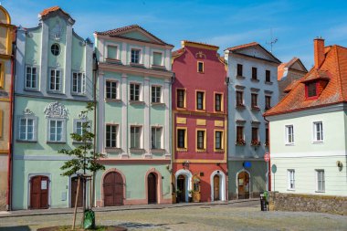 Çek Cumhuriyeti, Pardubice 'nin merkezinde renkli evler. IMAGE