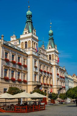 Çek Cumhuriyeti, Pardubice 'deki Pernstynske Namesti' de tarihi belediye binası.