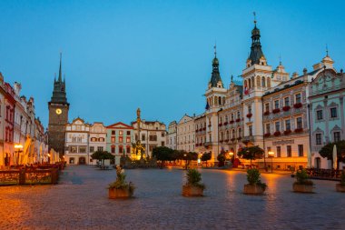 Çek Cumhuriyeti, Pardubice 'deki Pernstynske namesti' deki tarihi belediye binasının gündoğumu manzarası.