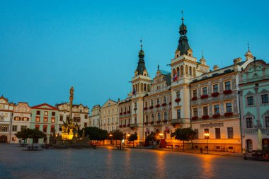 Çek Cumhuriyeti, Pardubice 'deki Pernstynske namesti' deki tarihi belediye binasının gündoğumu manzarası.