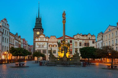 Çek Cumhuriyeti, Pardubice 'deki Pernstynske namesti' deki Veba Gazetesi 'nin gündoğumu görünümü.